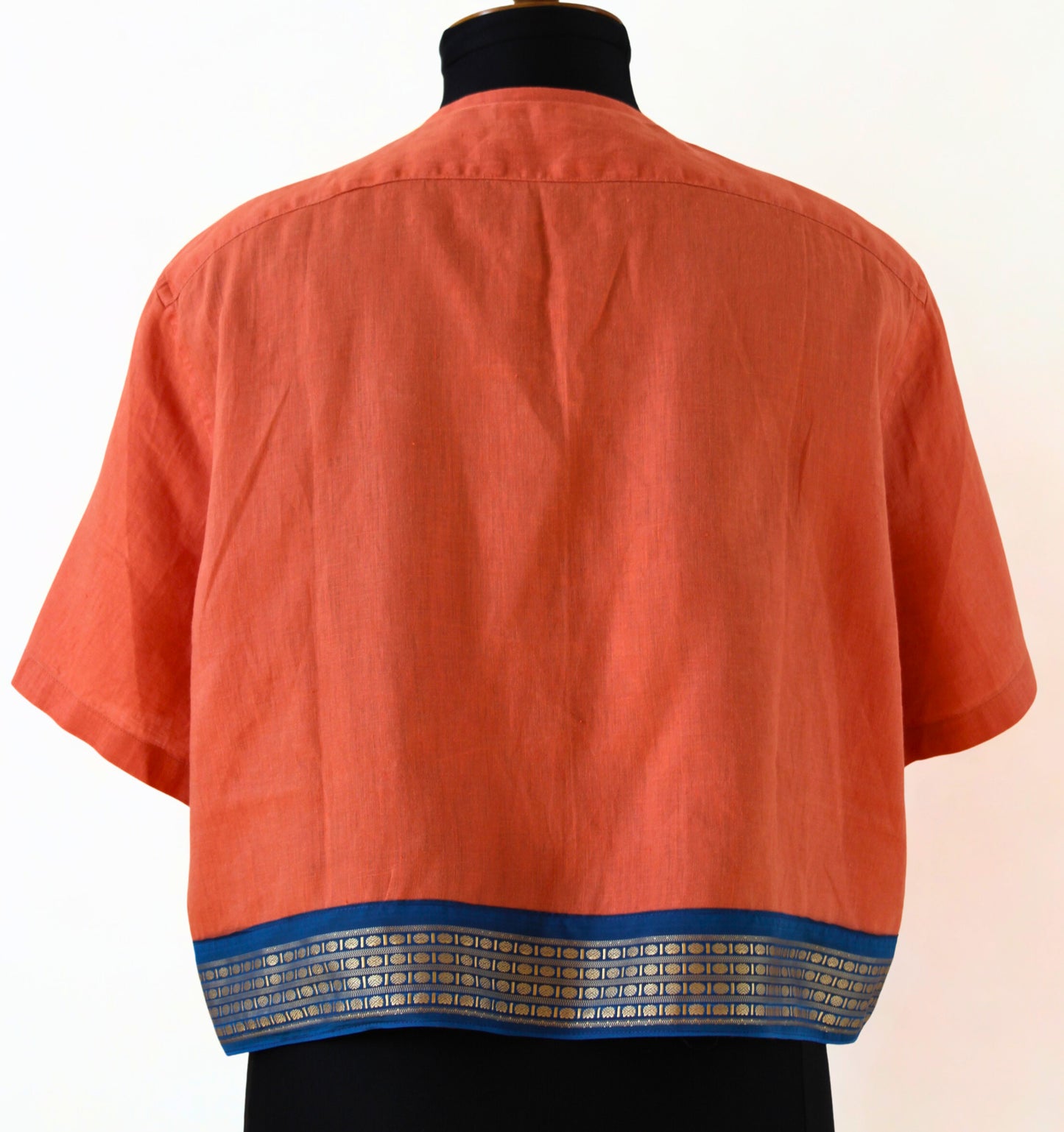 Chemise orange et bleue