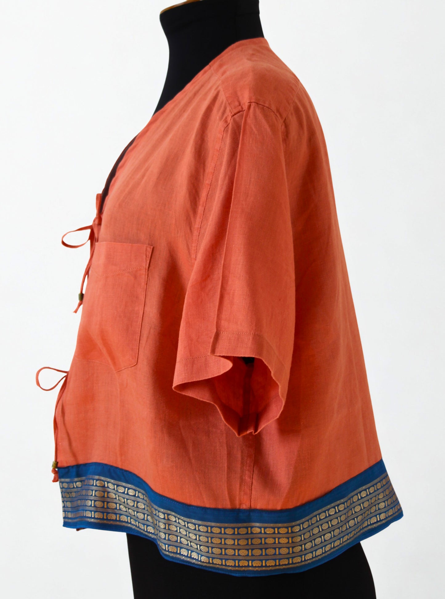 Chemise orange et bleue