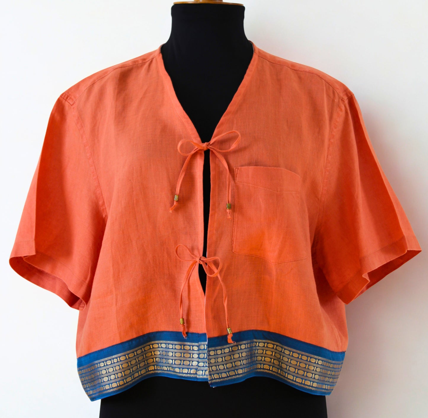 Chemise orange et bleue