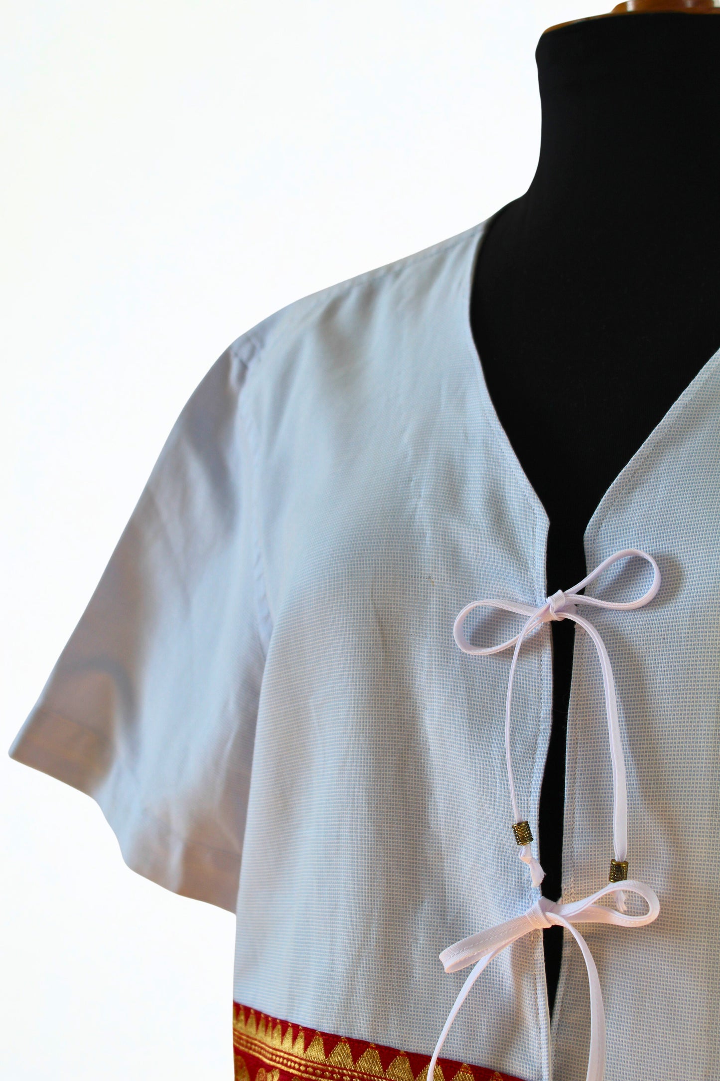 Chemise bleue et rouge