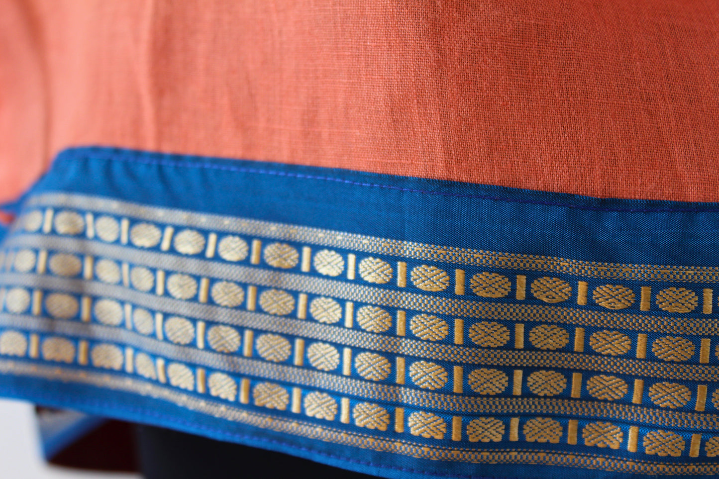 Chemise orange et bleue